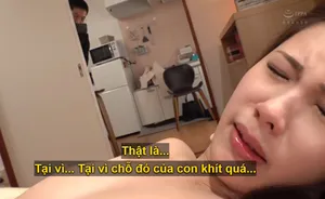 Một cô gái xinh đẹp đeo kính đang chiến đấu dữ dội với một người đàn ông đeo mặt nạ. Cô ấy có đôi tất trắng và giày cao gót rất đẹp. Cô ấy gác chân lên vai và đẩy mạnh vào anh. Cô ấy cầm lấy dương vật của anh ấy và cưỡi lên nó. Cô ấy không hài lòng và thủ dâm bằng một con cặc giả.