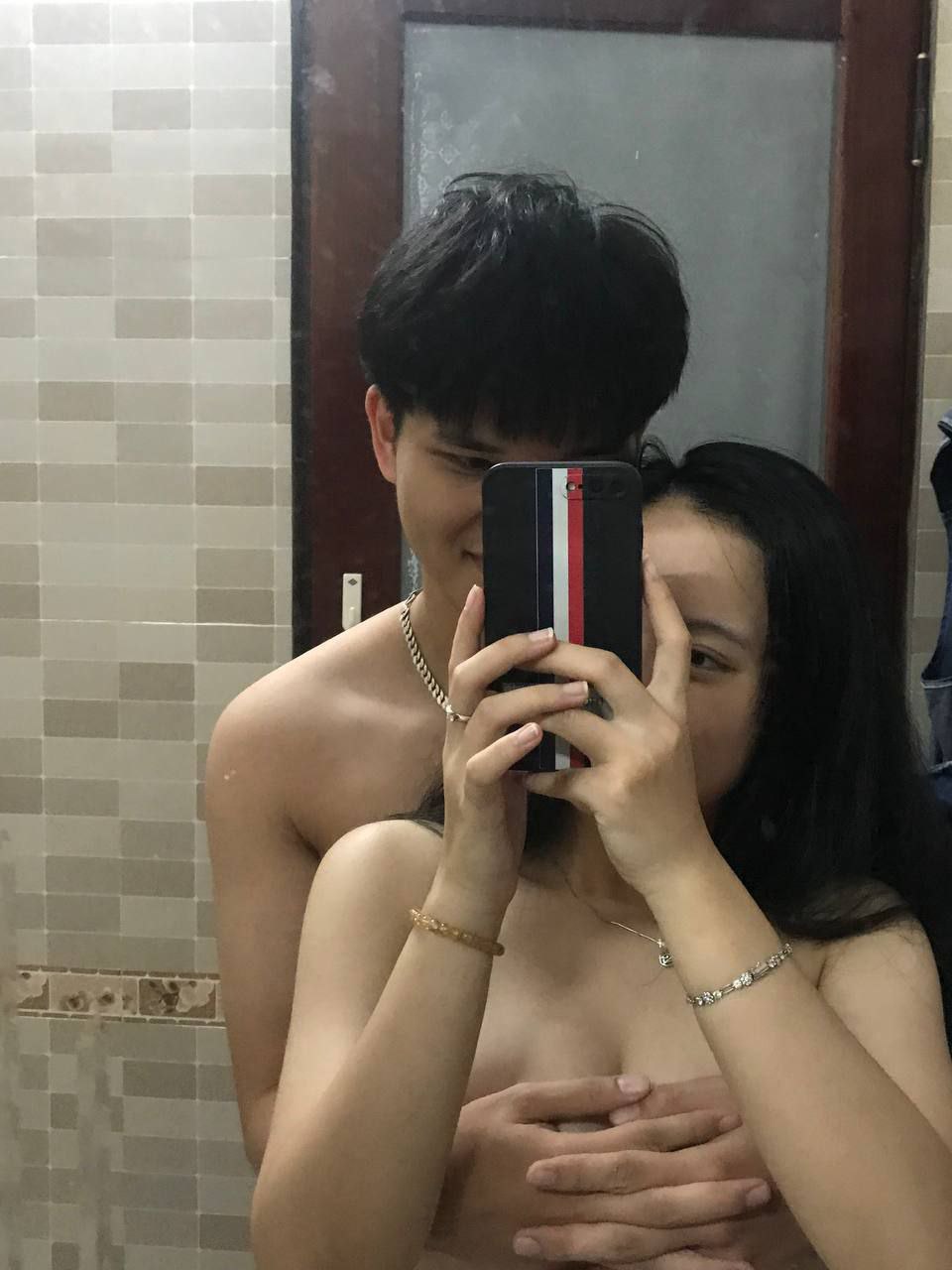 Anh nhân viên đấm bóp số hưởng